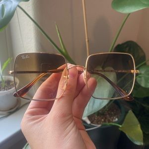 !BRAND NEW! Square 1971 Ray-Ban glasses for sale!